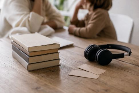 Comparatif des abonnements culturels pour la famille : cinéma, musique, livres