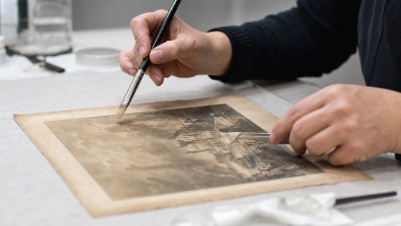 Rencontre avec un restaurateur d’œuvres graphiques : concilier préservation et durabilité