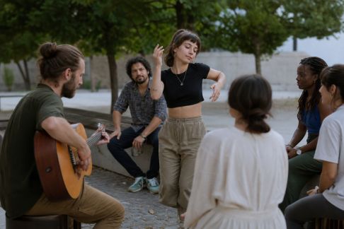 La montée des micro-événements culturels dans les villes moyennes