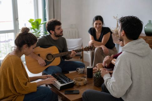 Organiser une soirée musicale interactive à la maison : conseils pratiques